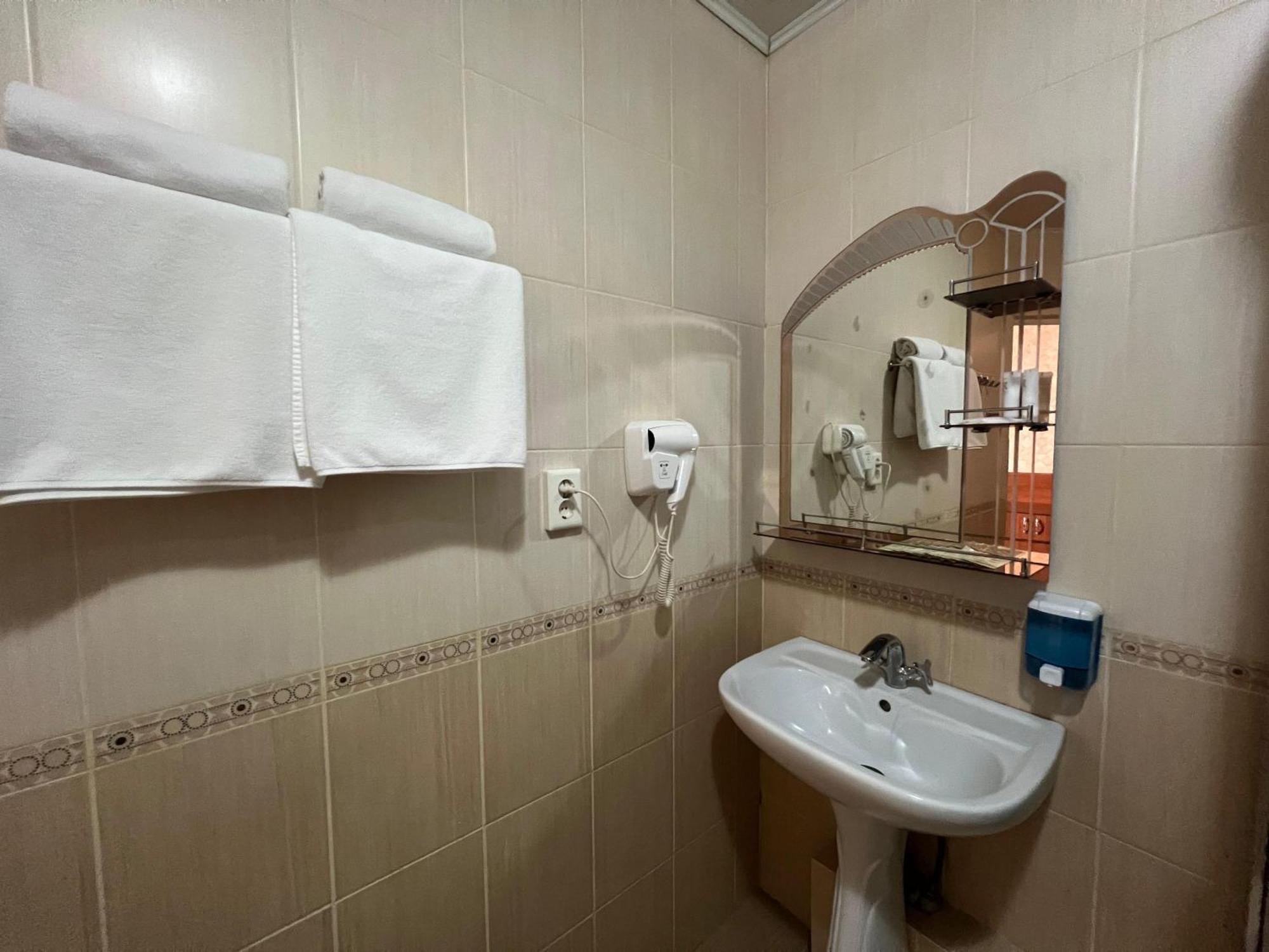 Three Dolphins Hotel อัคเทา ภายนอก รูปภาพ